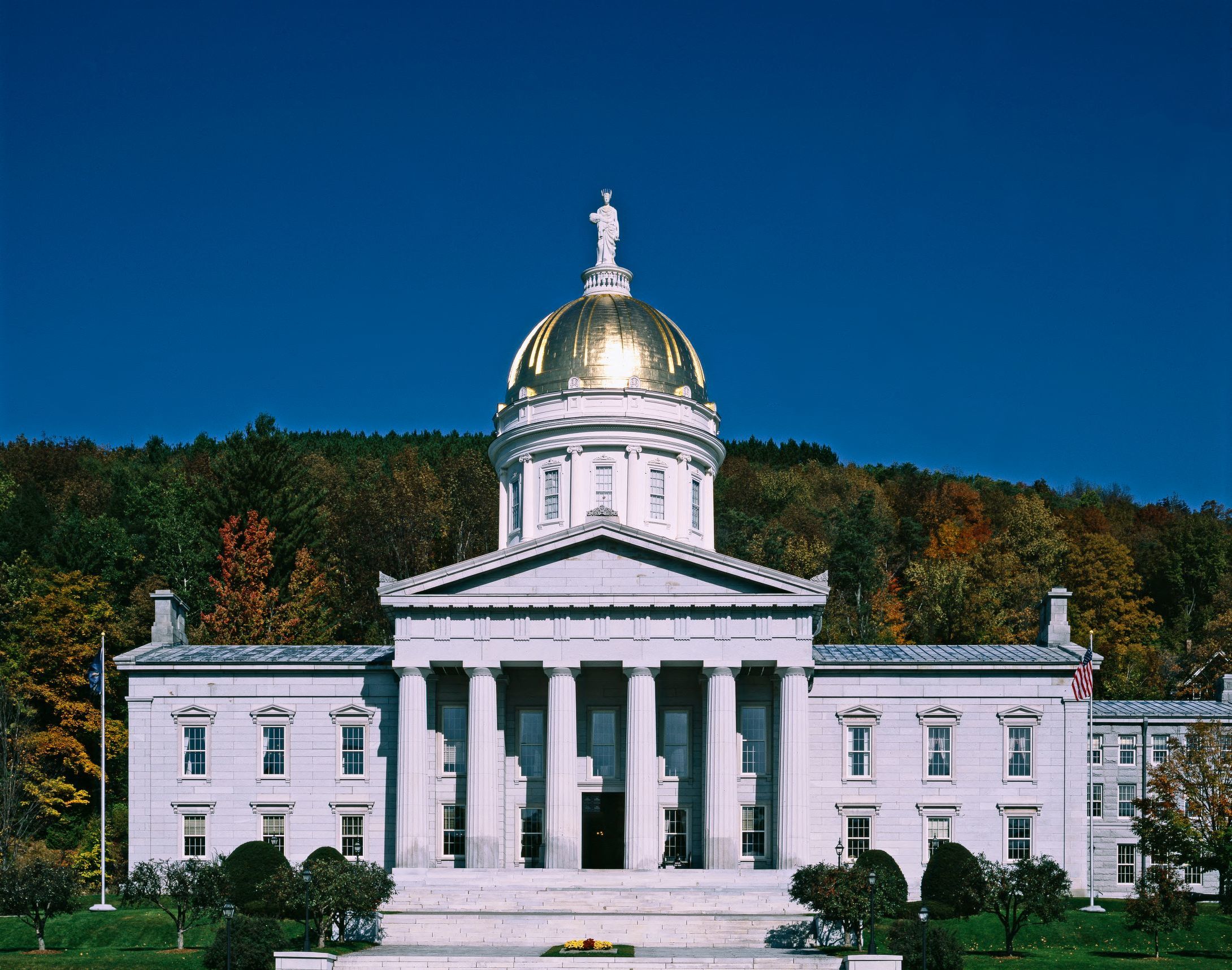 State Capitol — Government Accountability A state capitol building, symbolizing state government fiscal accountability and audit oversight