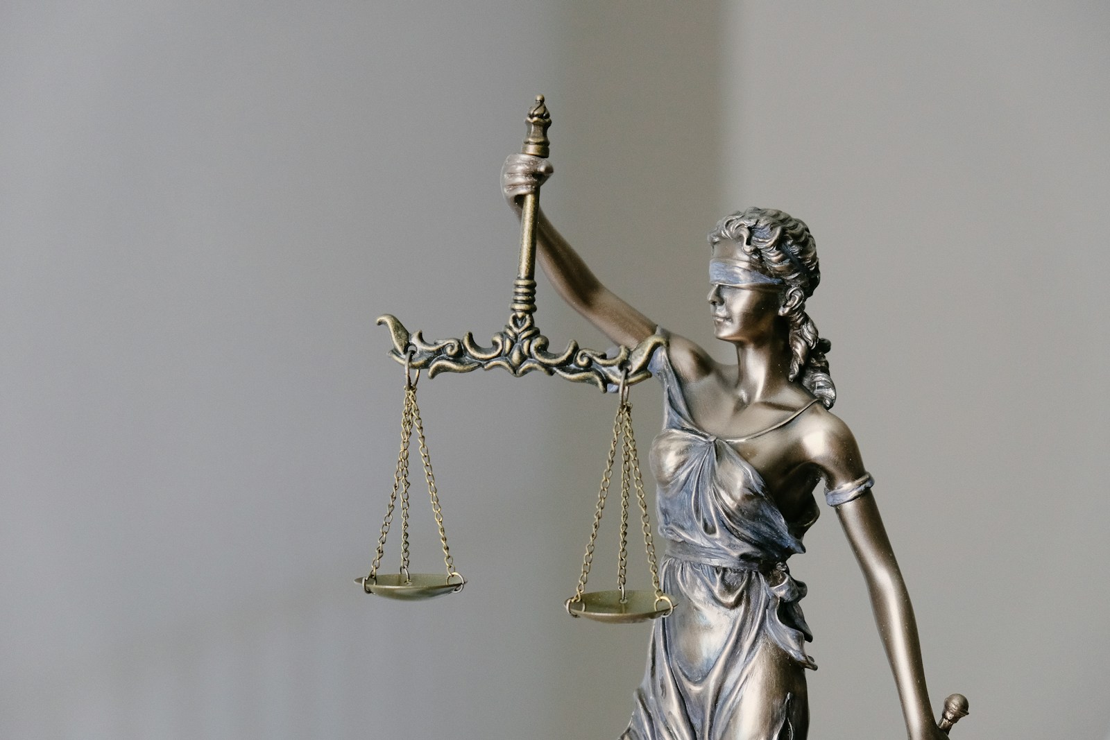 afternoon-wire-lady-justice
